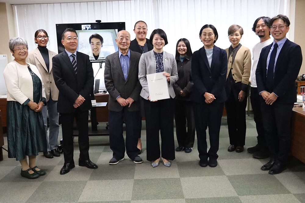 区長と政策評価委員会委員で記念撮影する画像
