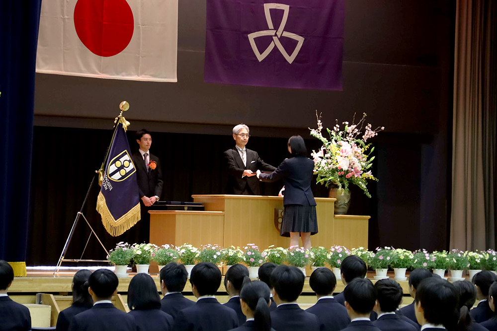 荒川校長が卒業証書を授与している画像