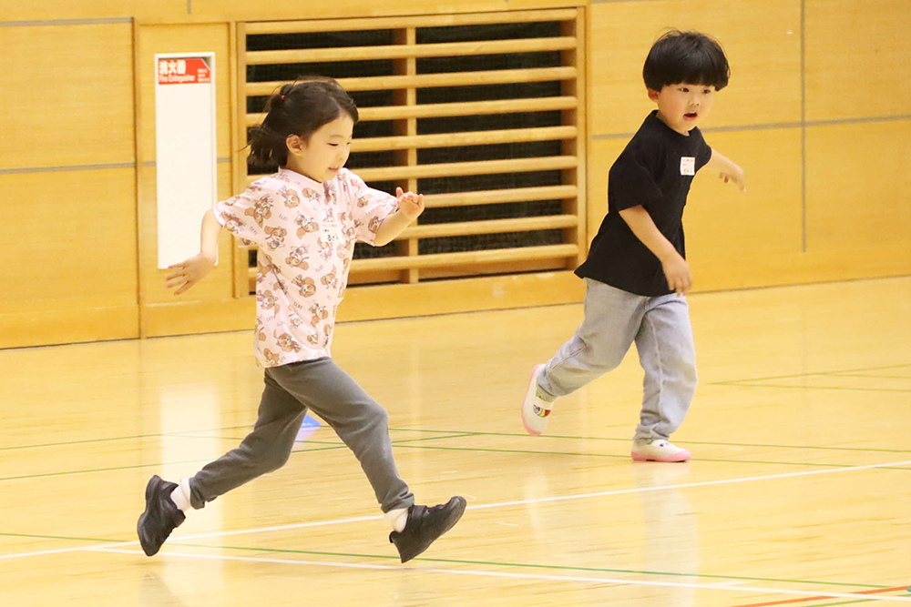 かけっこする瞬間の幼児クラスの参加者の画像