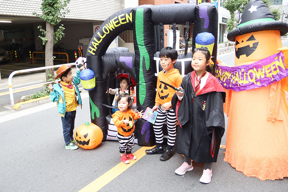 ハロウィンフォトスポットで写真を撮る子どもたちの画像