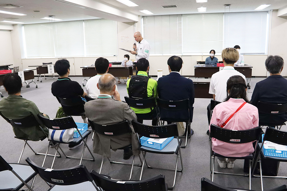 衆議院銀選挙の立候補届出　会場広めの画像