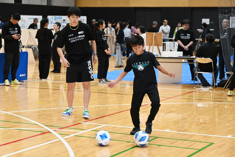 デフサッカーを行っている様子の写真