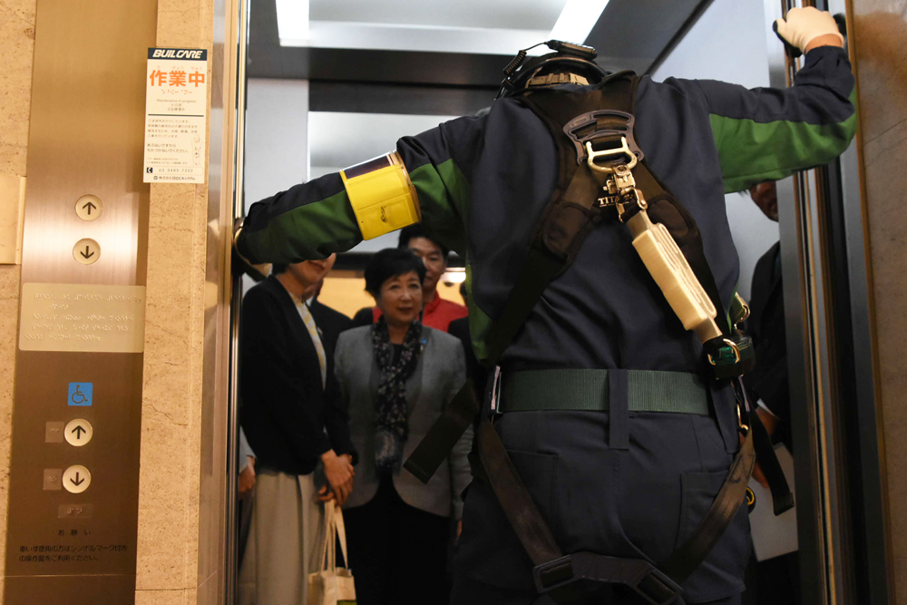 小菊作品展で区長賞に選ばれた方を表彰する画像
