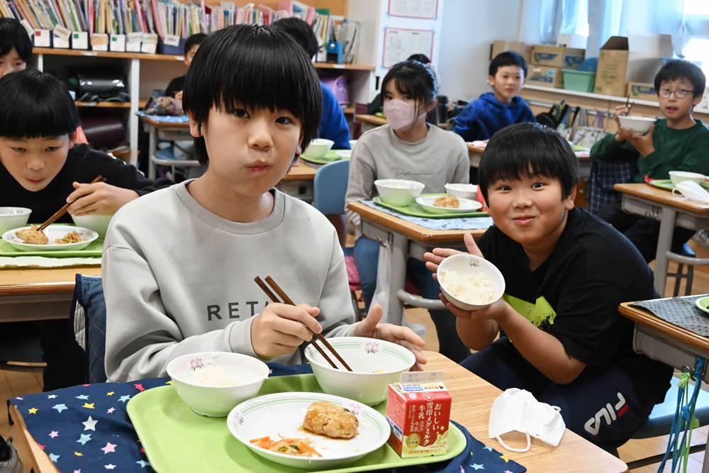 給食をおいしそうに食べている様子の写真