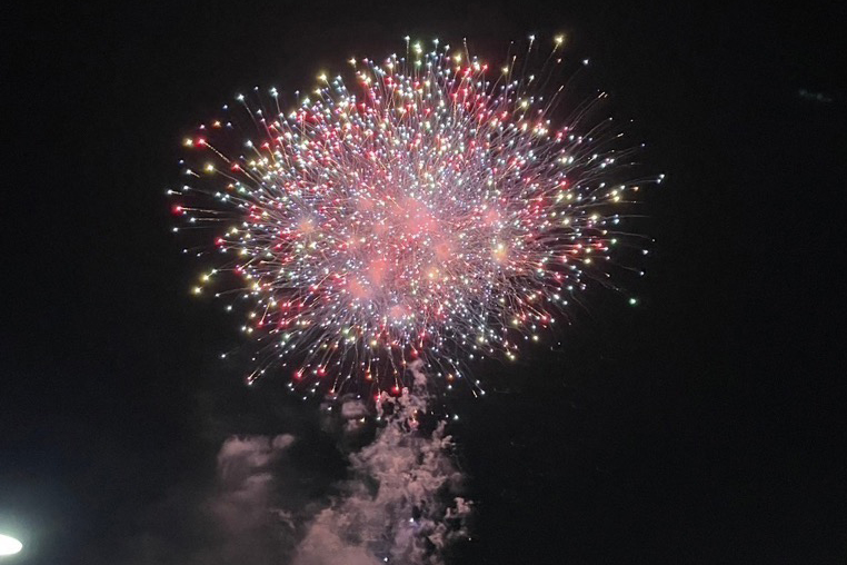 花火が打ちあがっている様子