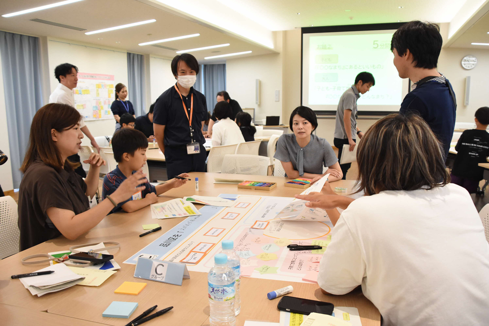 区長と参加者が議論している様子の写真