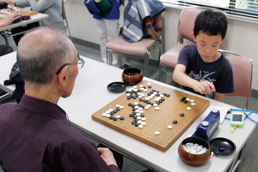 会場でさしている様子の写真