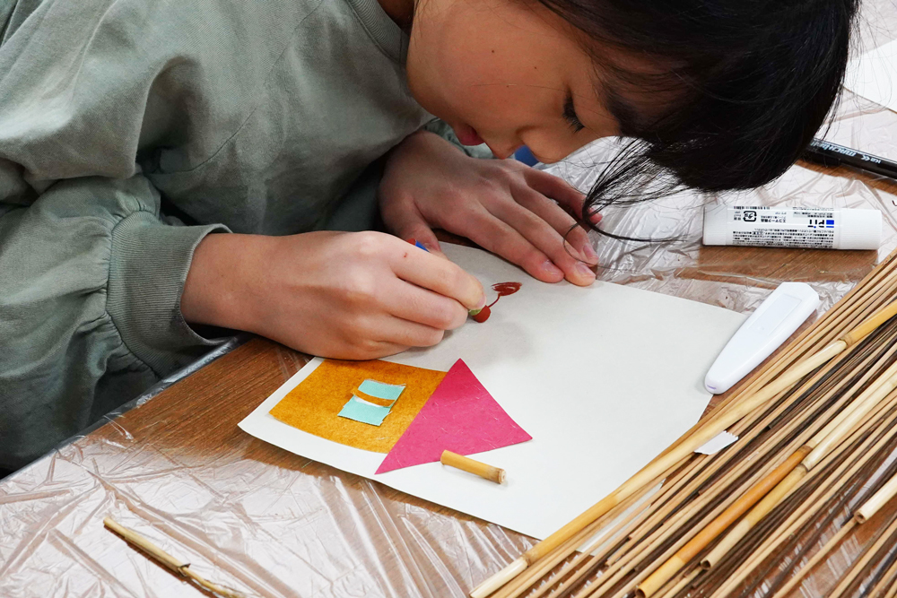 子どもが工作している様子の画像