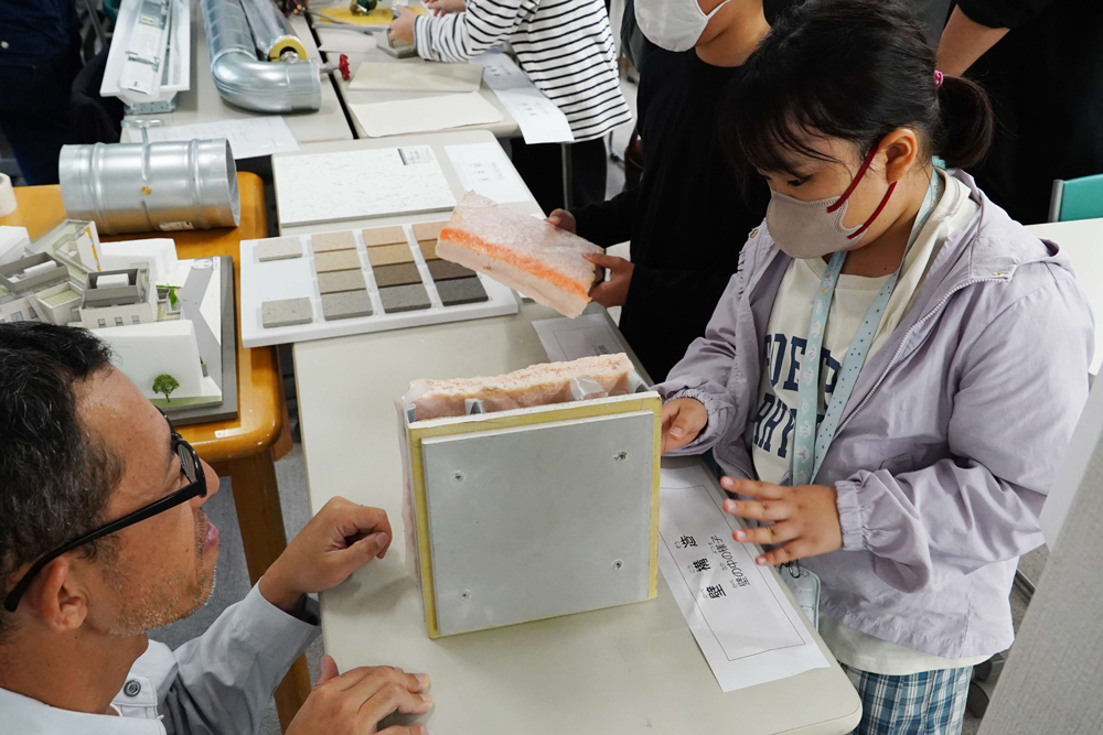 建物の構造を勉強している様子の写真