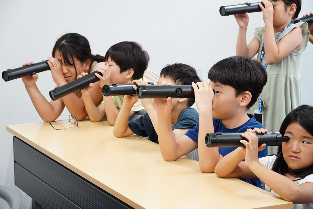 作ったものを覗いている様子の写真