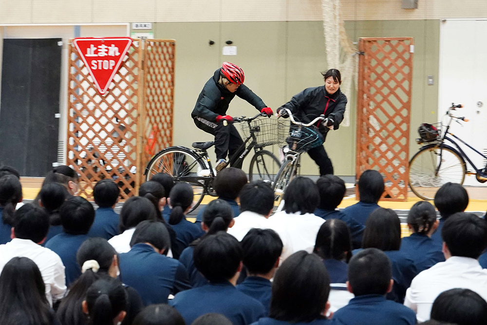 自転車同士がぶつかっているところを見ている写真