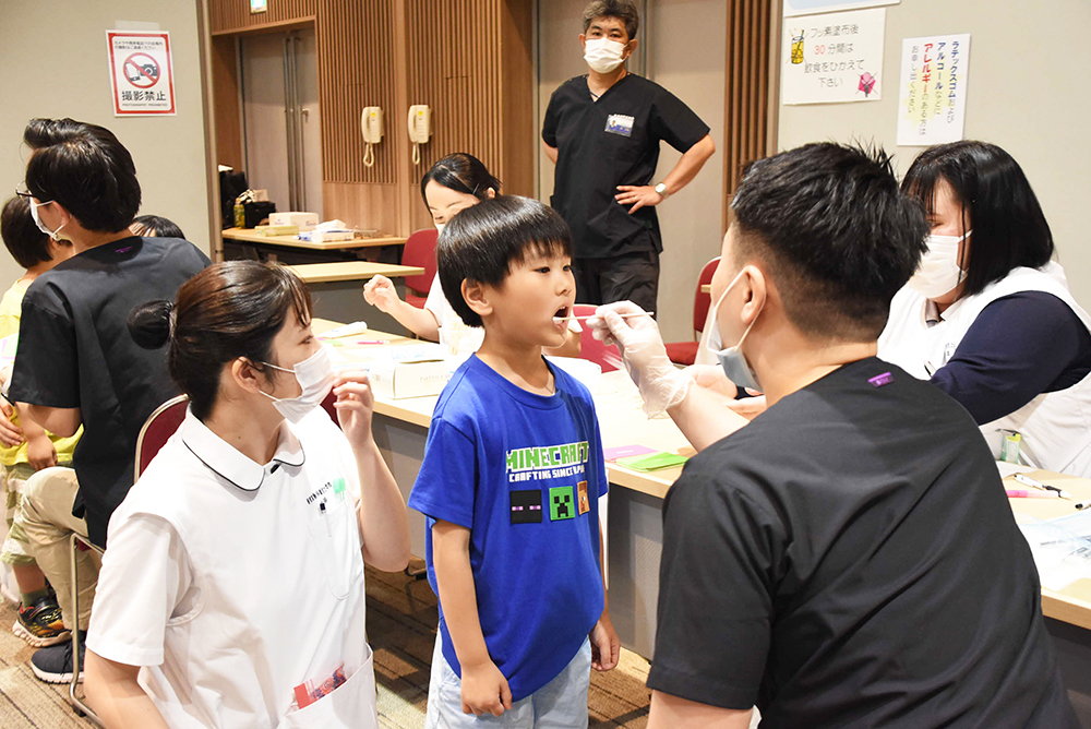 お口の健康フェスティバルでフッ化物を塗ってもらうい子どもの画像