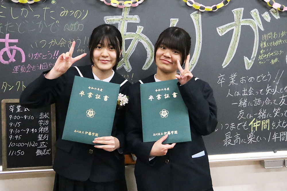 卒業証書を持って写真撮影する生徒の画像
