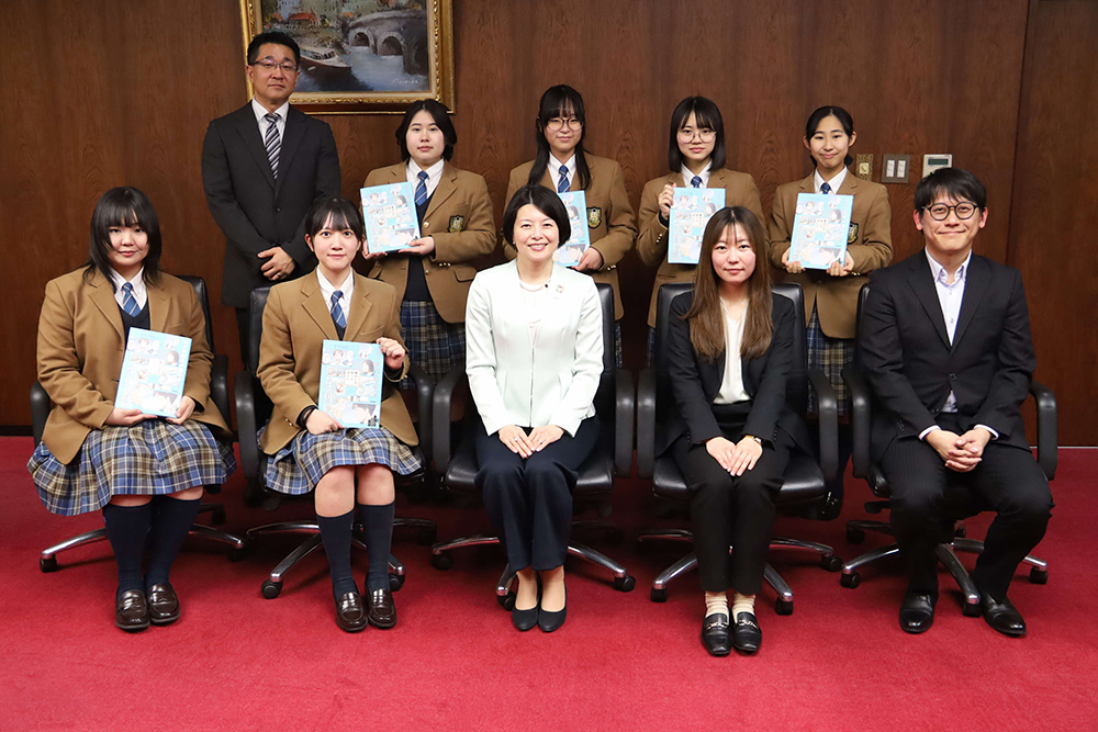 森澤区長と品川女子学院とGakkennが記念撮影する画像
