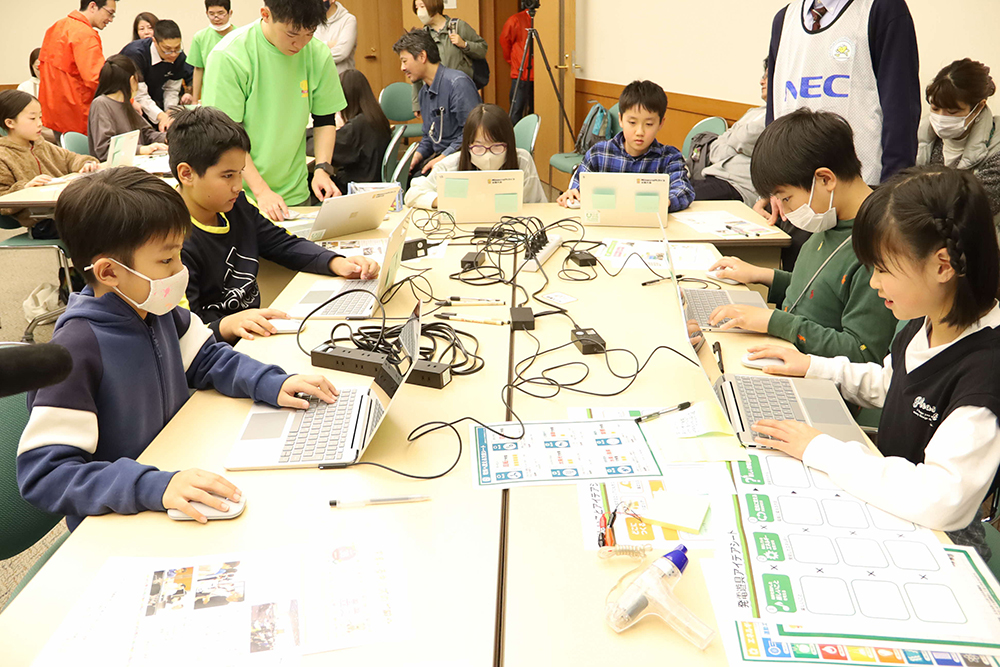 教育版Minecraftを操作する子どもたちの画像