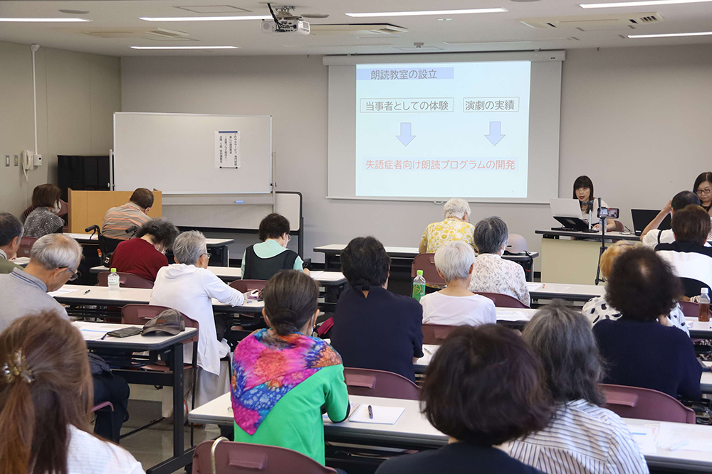 楽しい朗読教室の講師と受講者たちの画像
