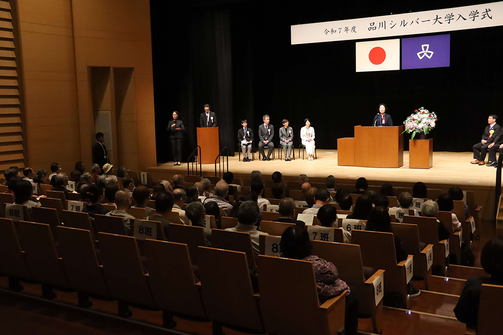 シルバー大学入学式会場広めの画像