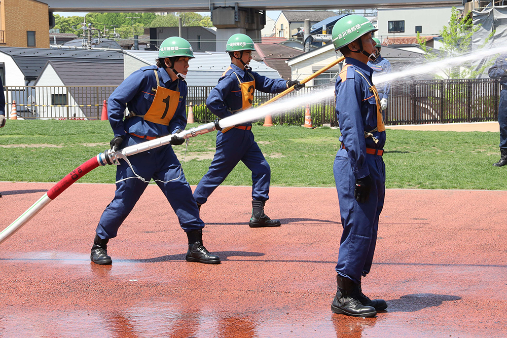 放水する消防団員の画像