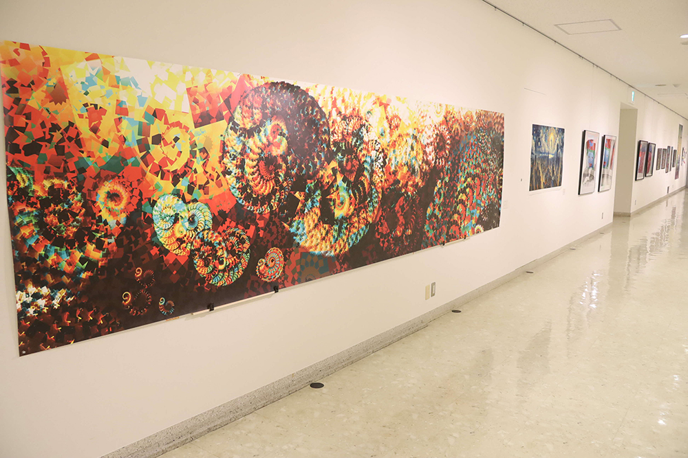 デジタル版画展で作品が並んでいる様子の画像