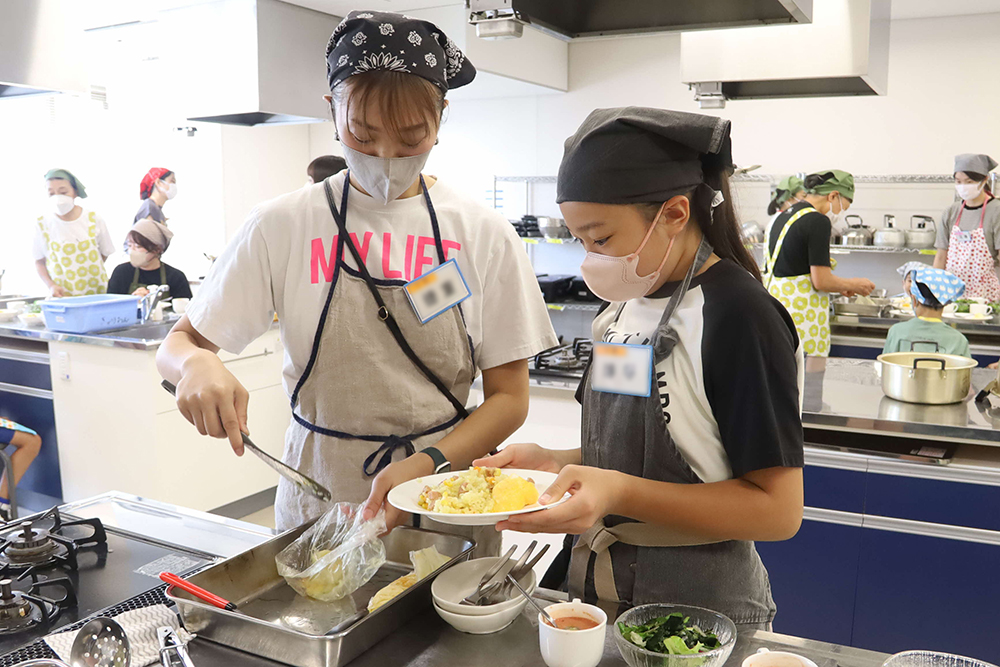 料理する親子の画像