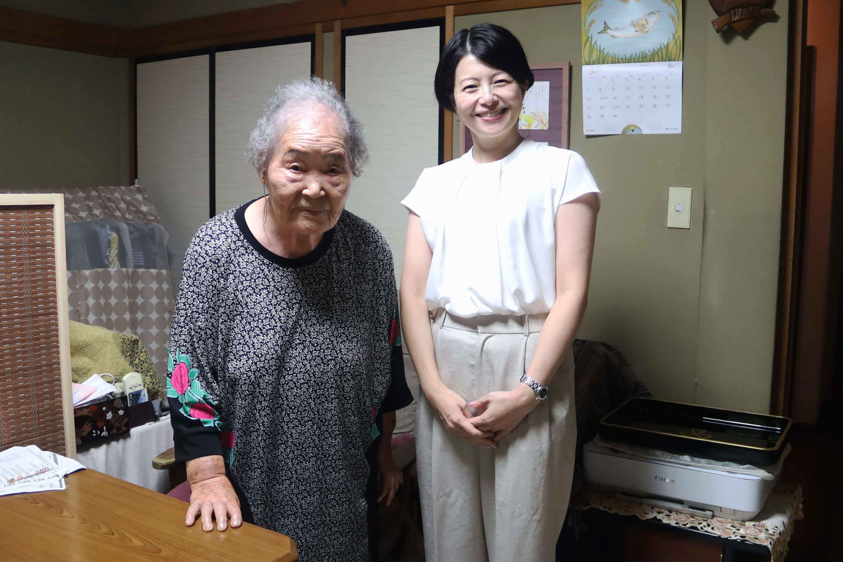 100歳を迎えた露雪さんと森澤区長の画像