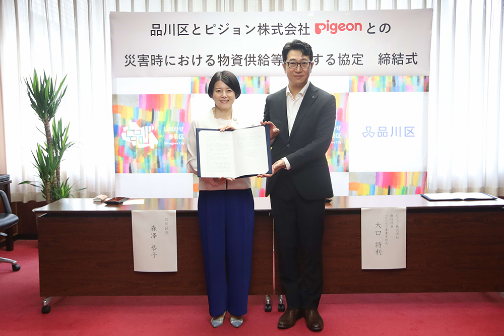写真撮影をする森澤区長と大口ベビーケア事業本部長の画像