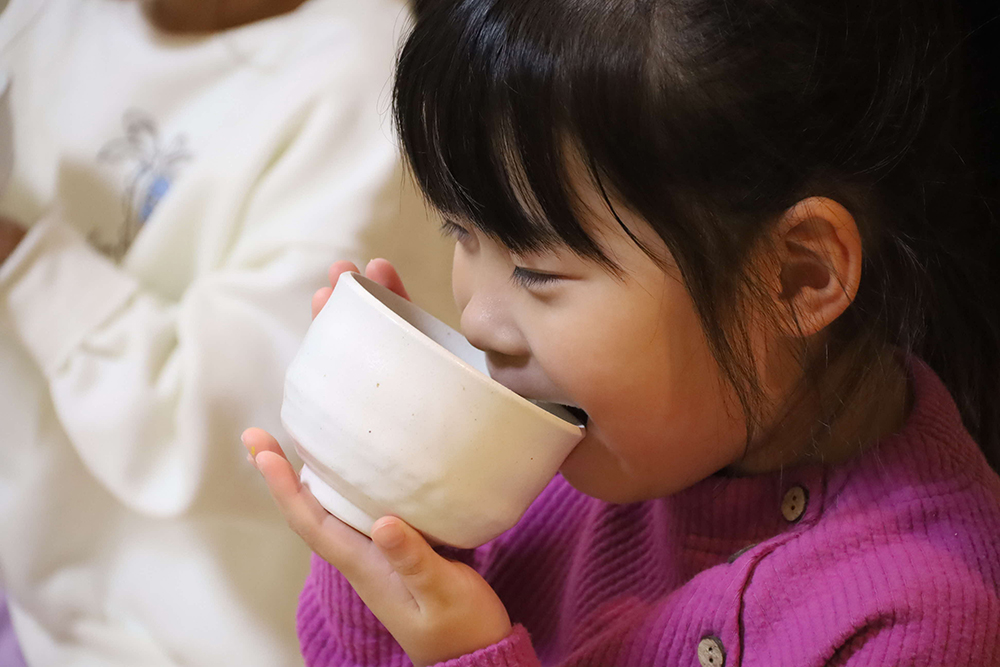 お茶を飲む子どもの画像