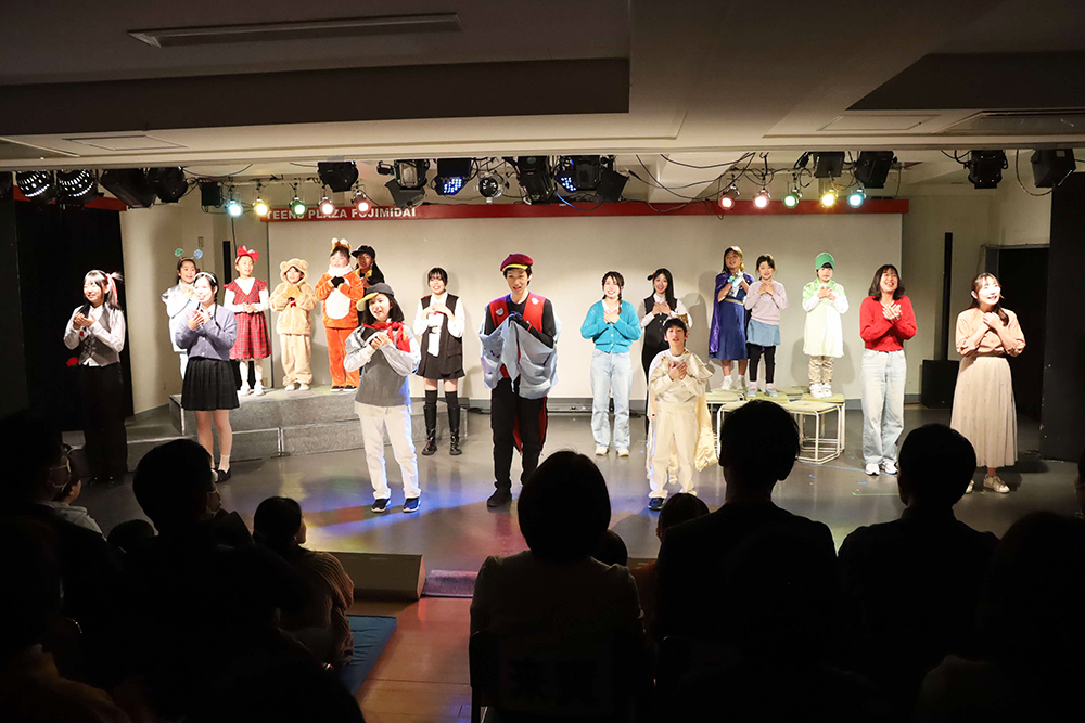 出演者全員によるプロローグの画像