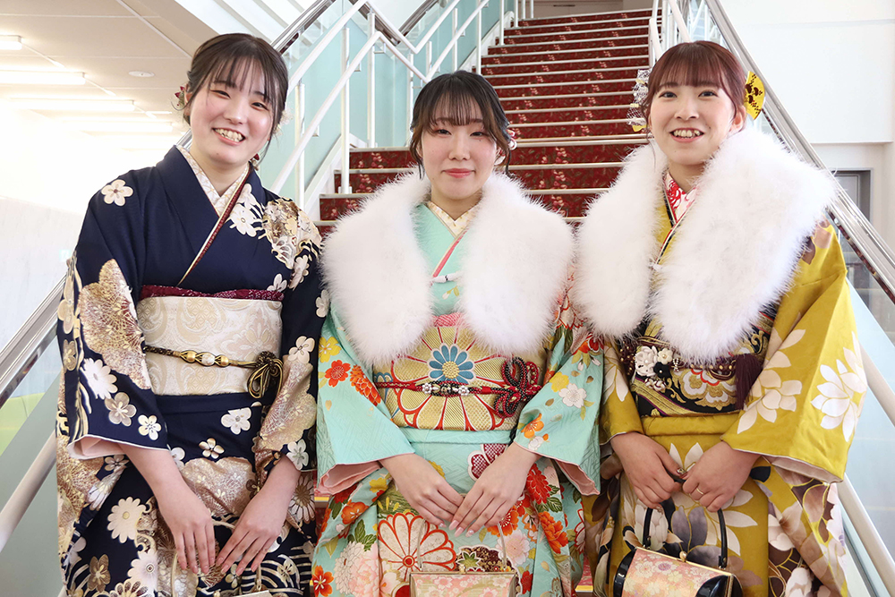 振袖を着た3人の女性の画像