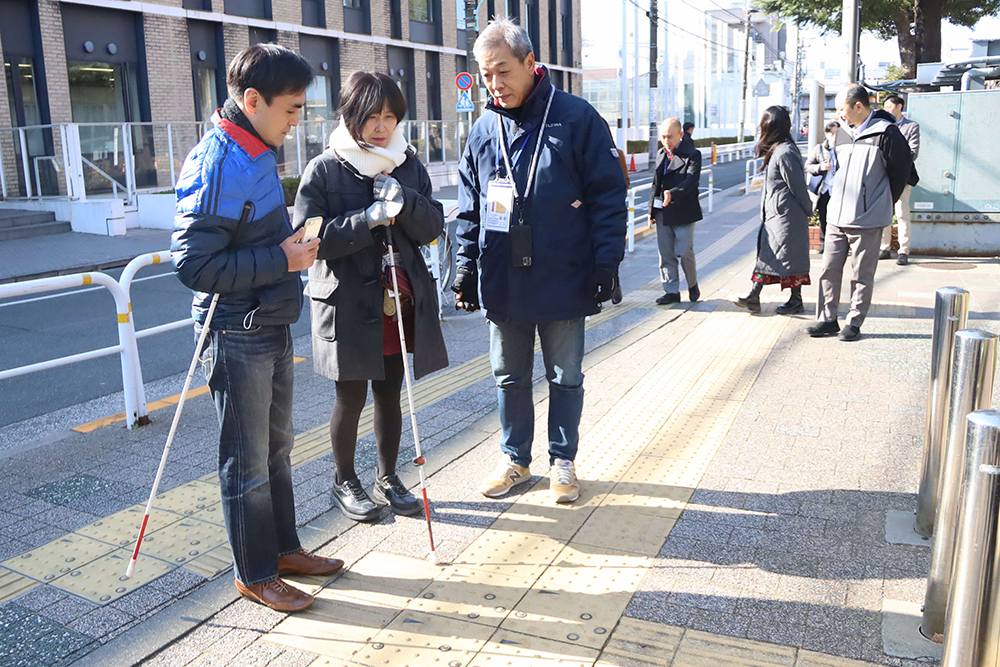コード化点字ブロックを読み取る参加者の画像