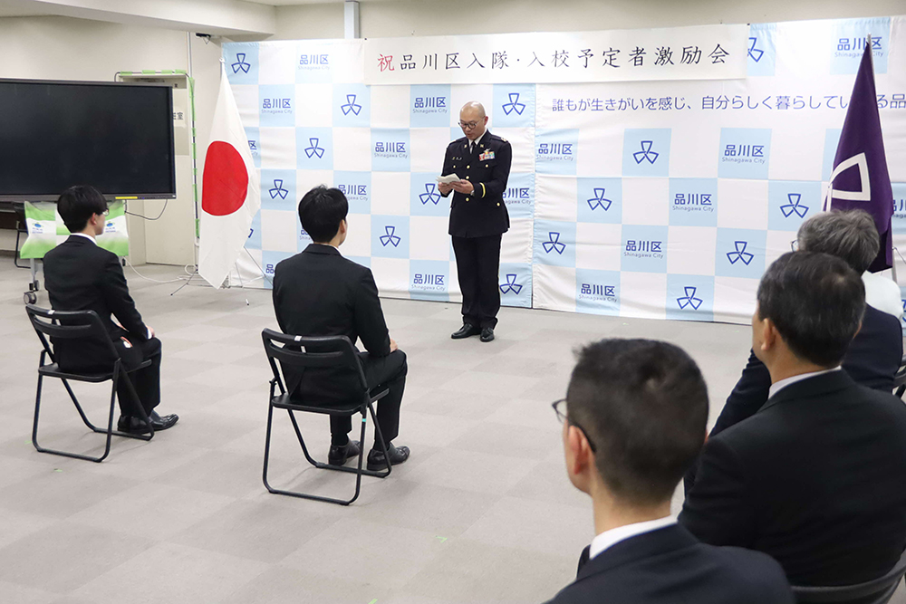 激励する自衛官と話を聞く入隊者の画像