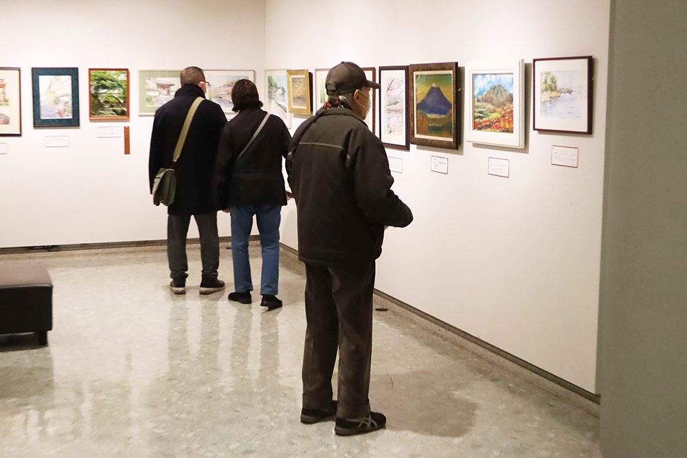 高齢者作品展で展示された作品と来館者の画像