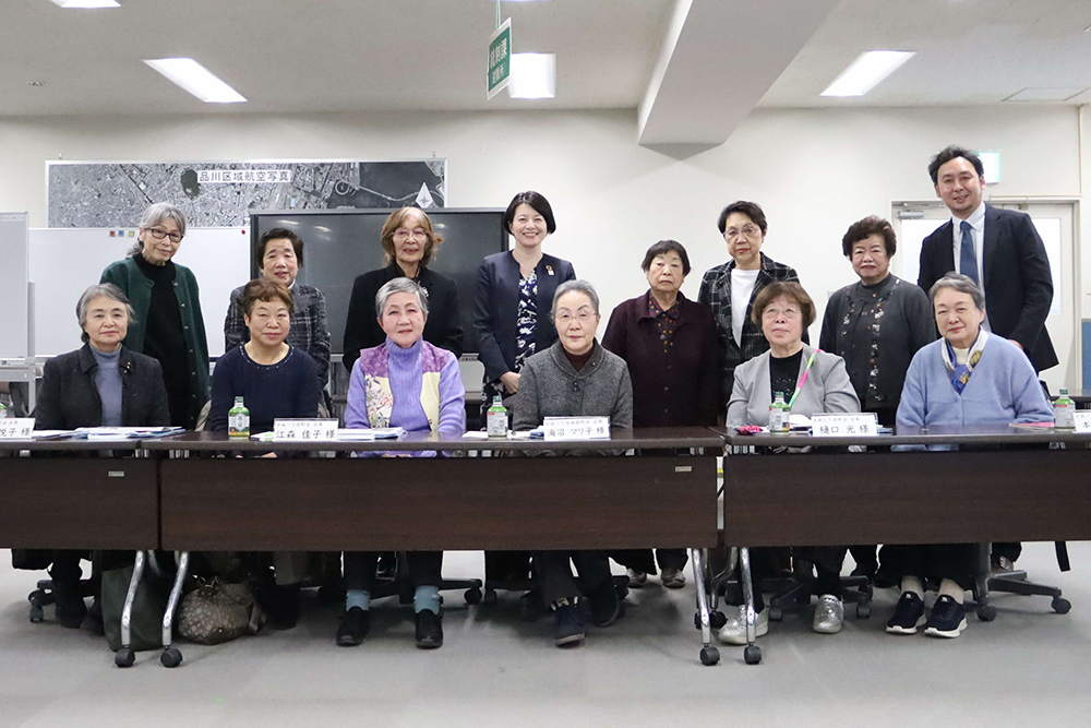町会・自治会交流会の参加者で写真撮影をする画像