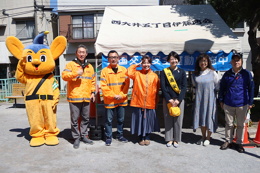 西大井五丁目伊藤町会の皆さんと写真を撮る森澤区長の画像