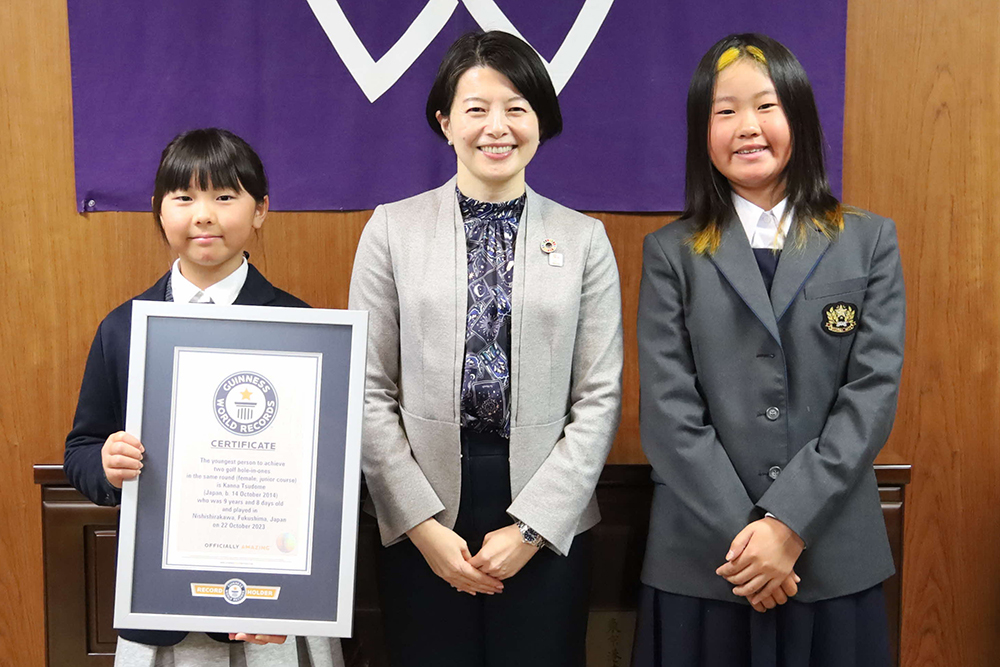 森澤区長と津止さんと大栗さんで記念撮影する画像