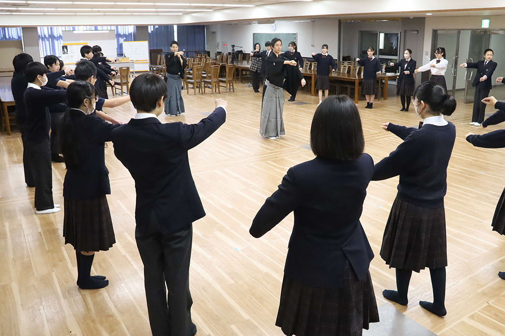 能を体験する生徒たちの画像