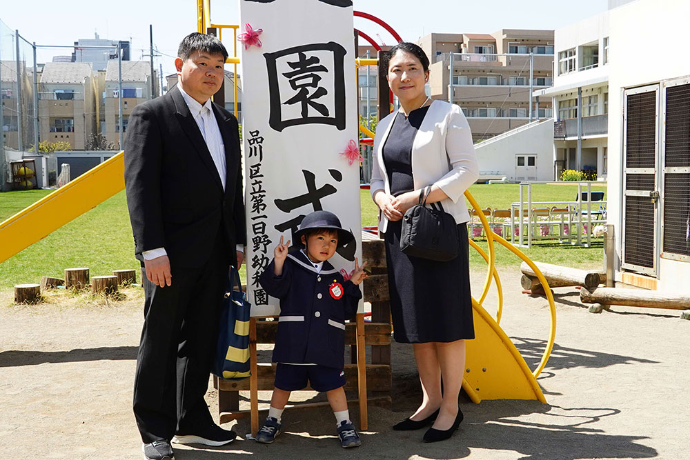 家族で記念撮影の写真
