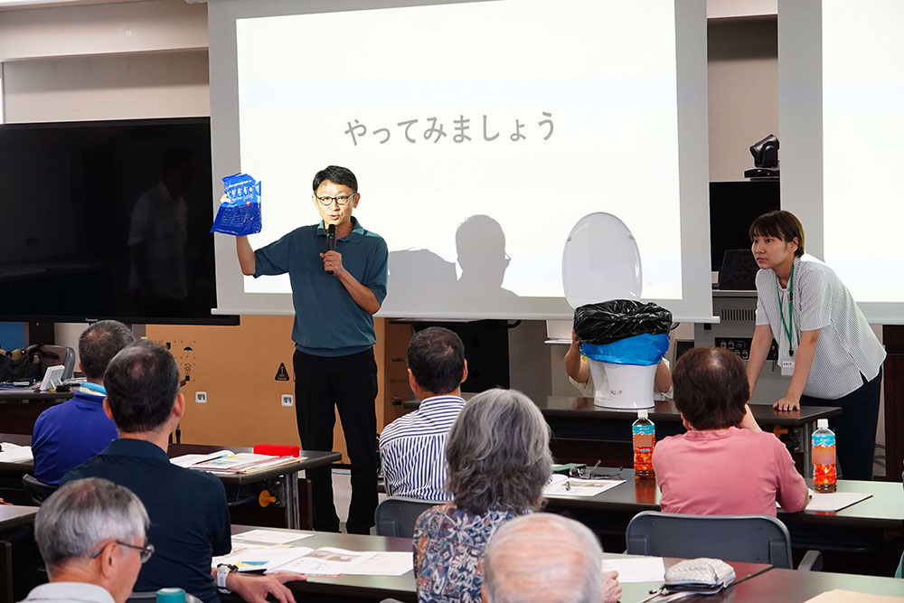 携帯トイレ実演の写真