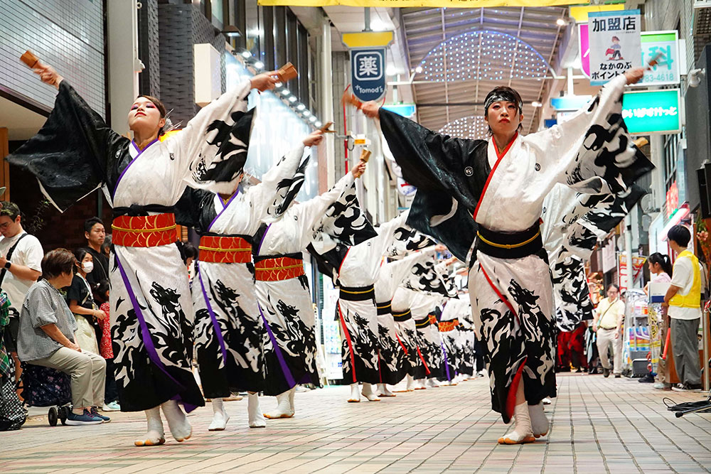 よさこい祭りの様子の写真