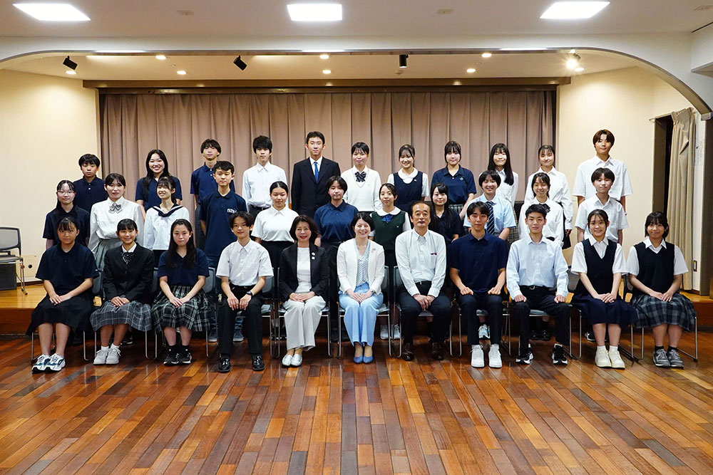 区長と派遣生の集合写真