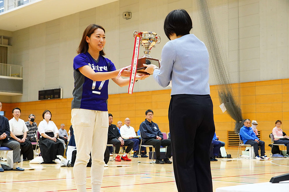 優勝杯返還の写真