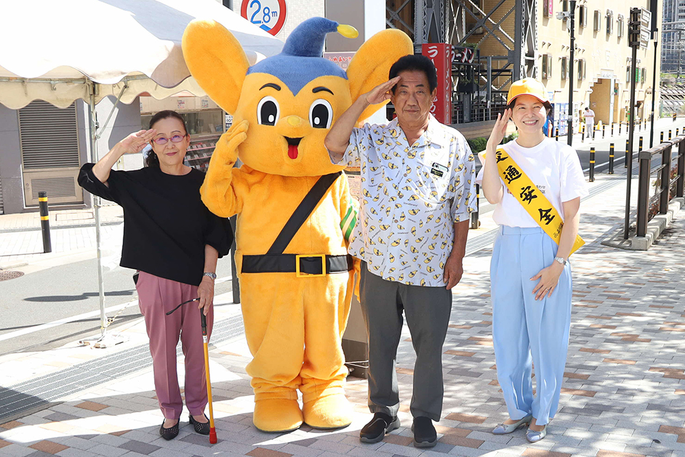 森澤区長と地域の方々とピーポ君の画像