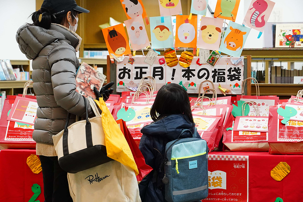 子どもが福袋を選んでいる写真