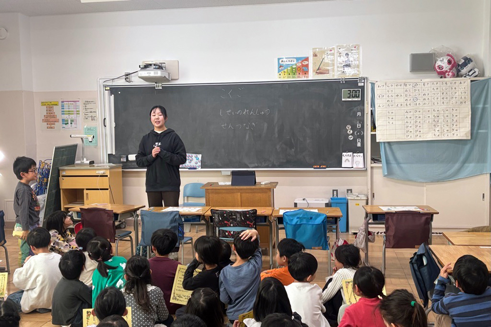 小学校の先生が最初に説明を行っている写真