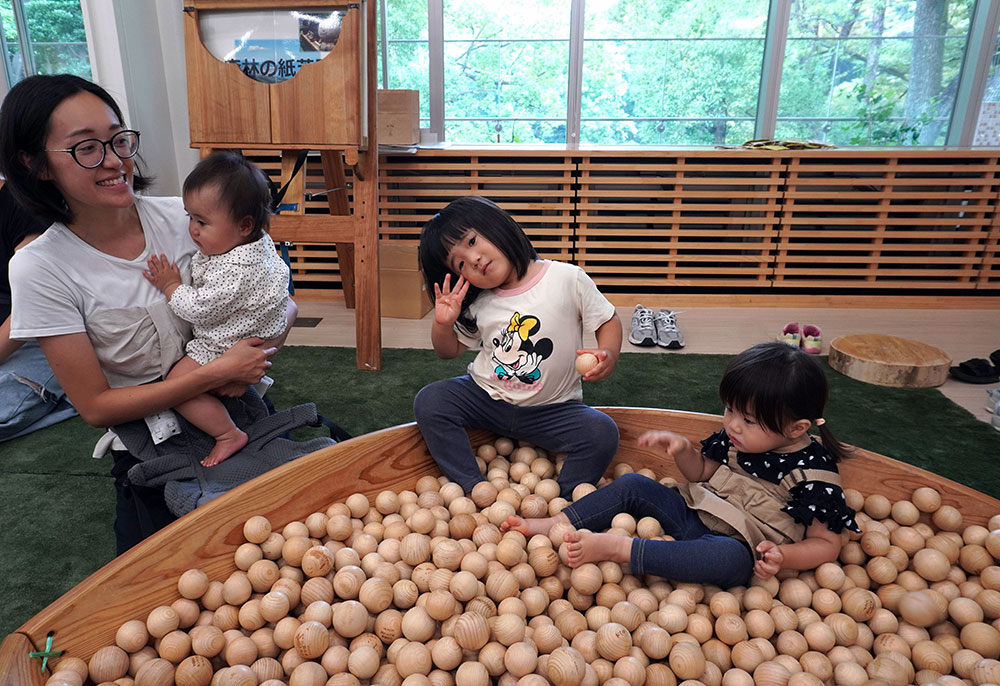 積み木で遊ぶの画像