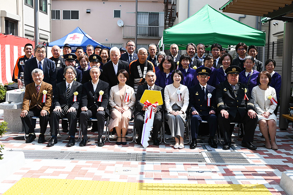 区民の皆さんと写真を撮る森澤区長の画像
