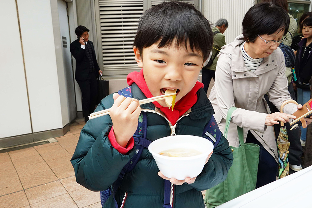 たけのこ汁を食べる参加者の写真