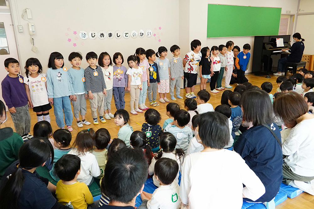元気に歌を歌う園児たちの写真