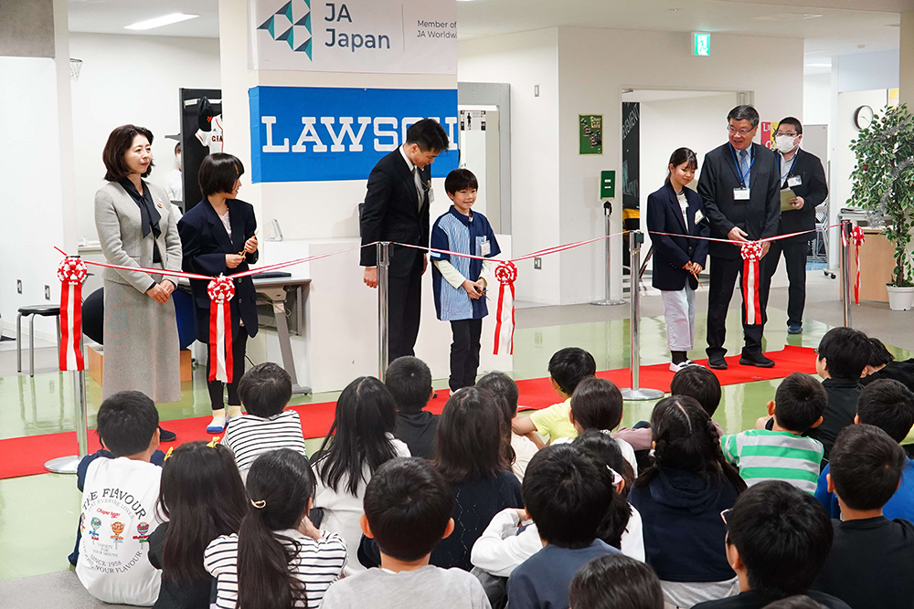 出店を記念するテープカットをしている写真