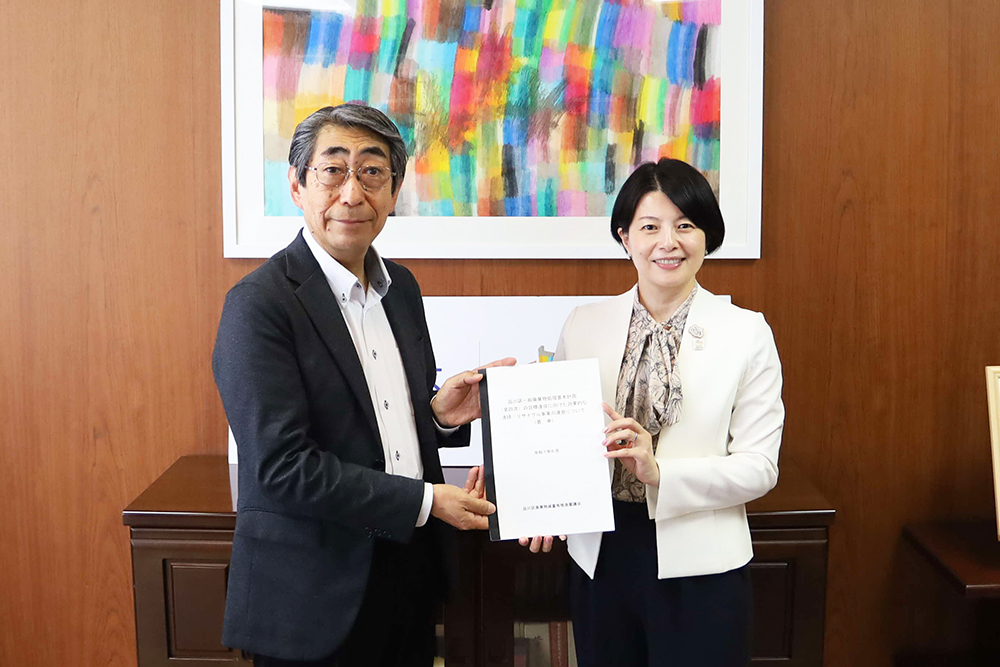 答申書をもち記念撮影をする森澤区長と大矢会長の画像